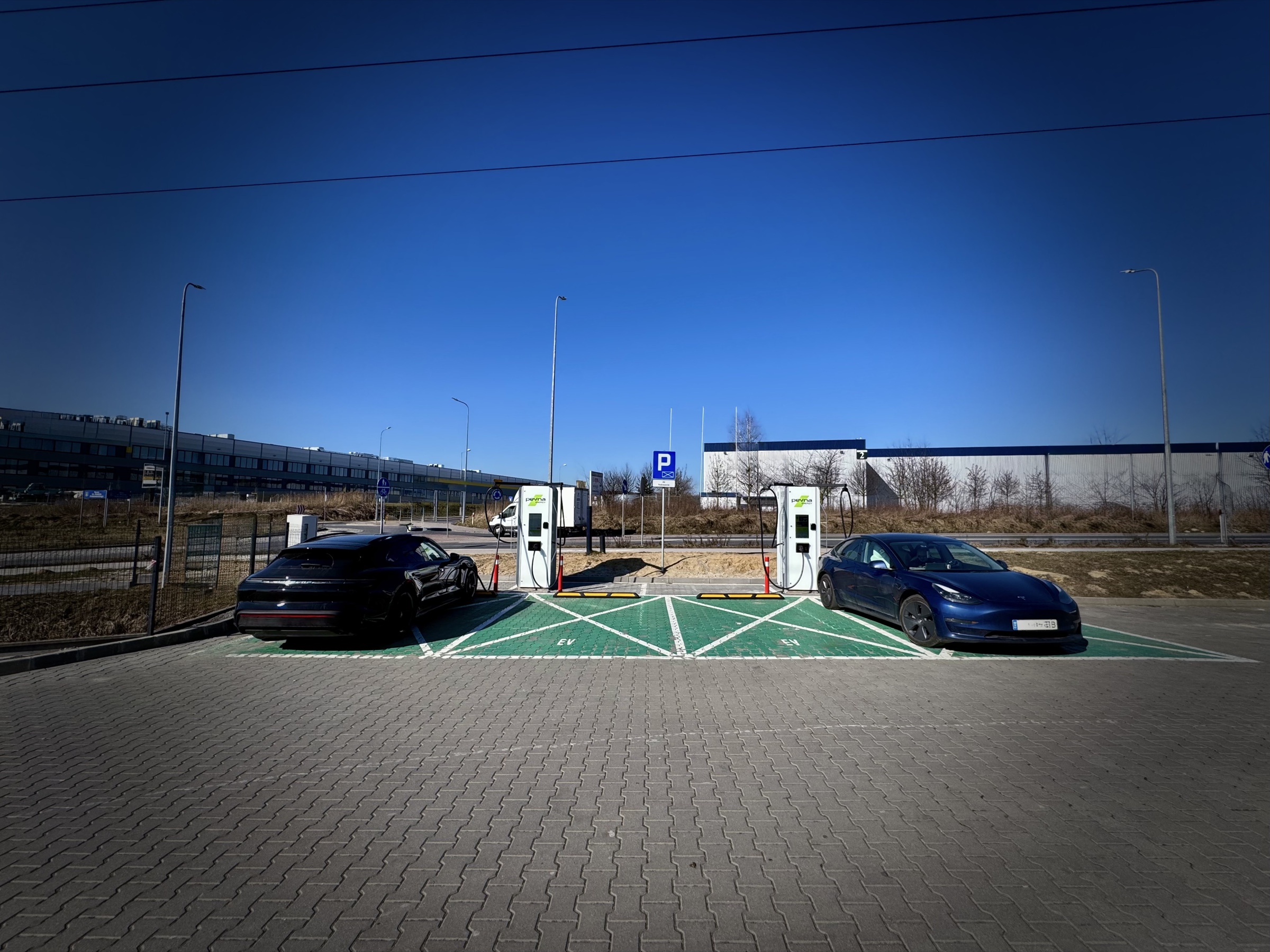 Pevná charging site with two EVs plugged in at Amber II chargers